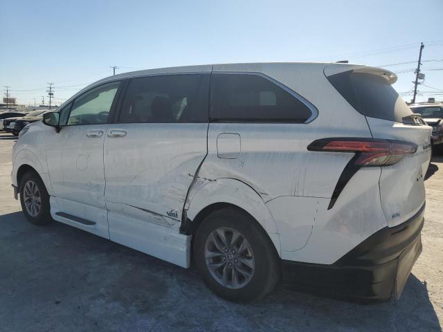 5TDKSKFC1NS071096 - 2022 TOYOTA SIENNA LE WHITE photo 2