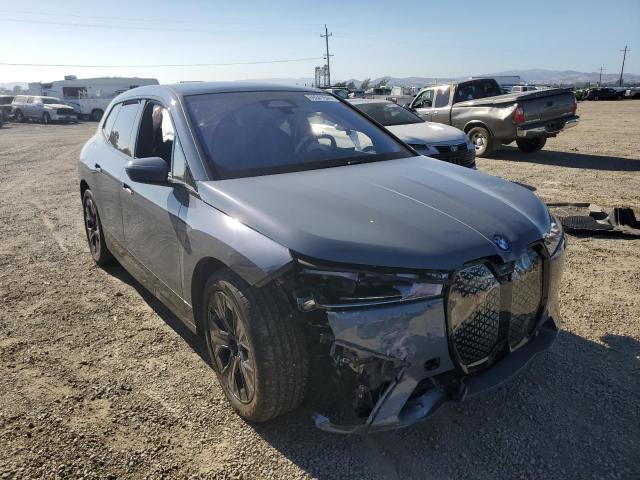 WB523CF05RCP06462 - 2024 BMW IX XDRIVE50 GRAY photo 4