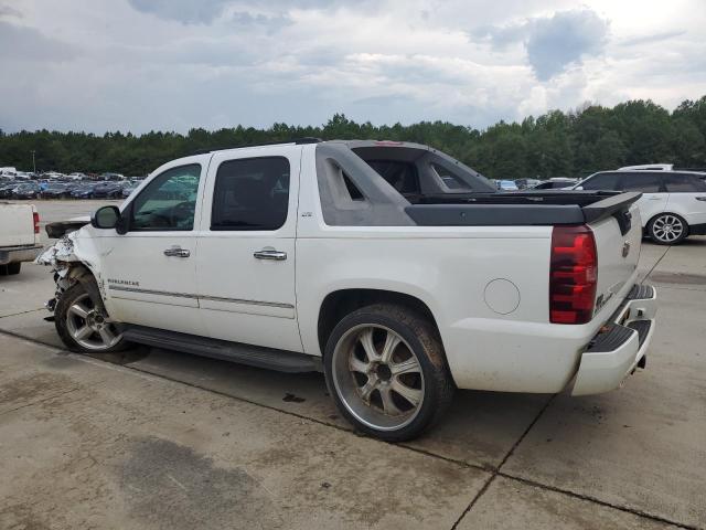 3GNVKGE06AG100223 - 2010 CHEVROLET AVALANCHE LTZ WHITE photo 2