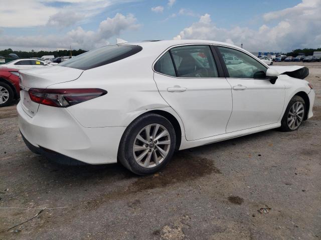 4T1C11AK8NU642185 - 2022 TOYOTA CAMRY LE WHITE photo 3