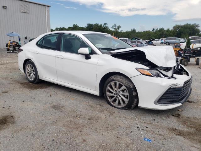 4T1C11AK8NU642185 - 2022 TOYOTA CAMRY LE WHITE photo 4