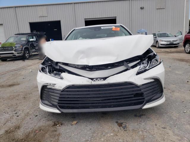 4T1C11AK8NU642185 - 2022 TOYOTA CAMRY LE WHITE photo 5