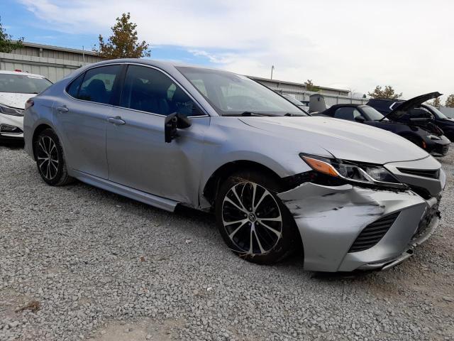 4T1B11HK3JU023814 - 2018 TOYOTA CAMRY L SILVER photo 4