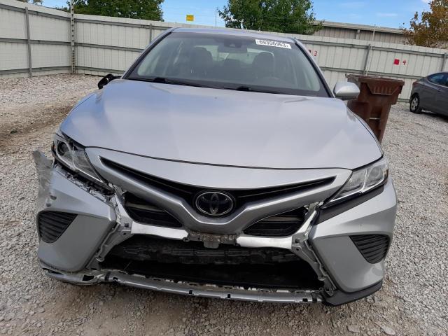 4T1B11HK3JU023814 - 2018 TOYOTA CAMRY L SILVER photo 5