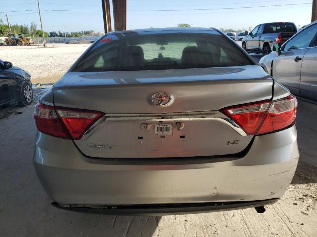 4T1BF1FK8HU718580 - 2017 TOYOTA CAMRY LE SILVER photo 6