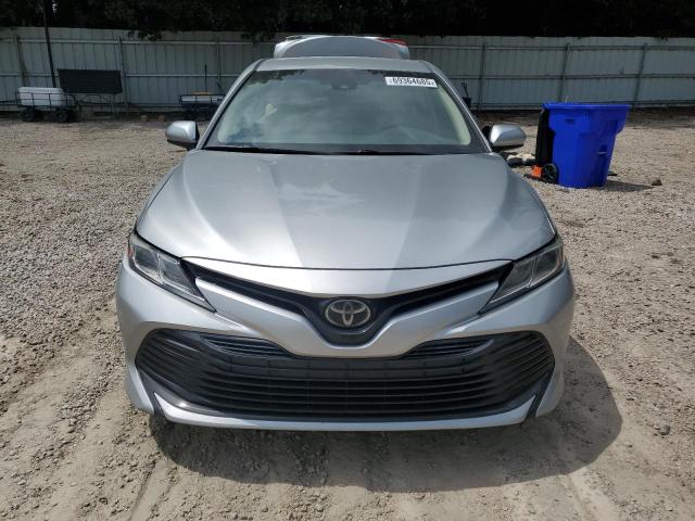 4T1B11HK9JU519877 - 2018 TOYOTA CAMRY L SILVER photo 5