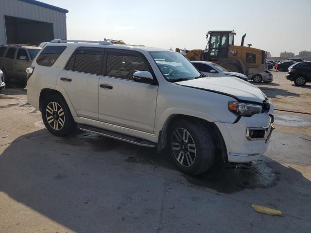 JTEZU5JR1J5180885 - 2018 TOYOTA 4RUNNER SR5 WHITE photo 4