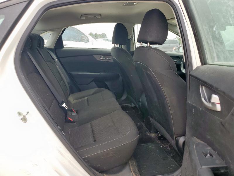 3KPF24AD0LE213359 - 2020 KIA FORTE FE WHITE photo 10