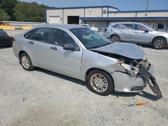 1FAHP3FN9AW266611 - 2010 FORD FOCUS SE SILVER photo 4