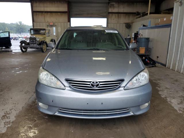 4T1BF32K15U618351 - 2005 TOYOTA CAMRY LE GRAY photo 5