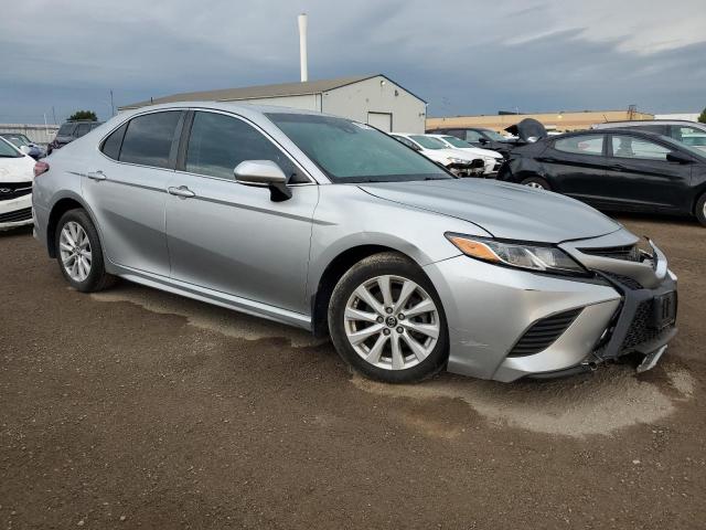 4T1B11HK4JU605338 - 2018 TOYOTA CAMRY L SILVER photo 4