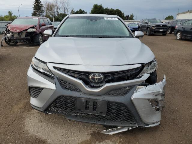 4T1B11HK4JU605338 - 2018 TOYOTA CAMRY L SILVER photo 5