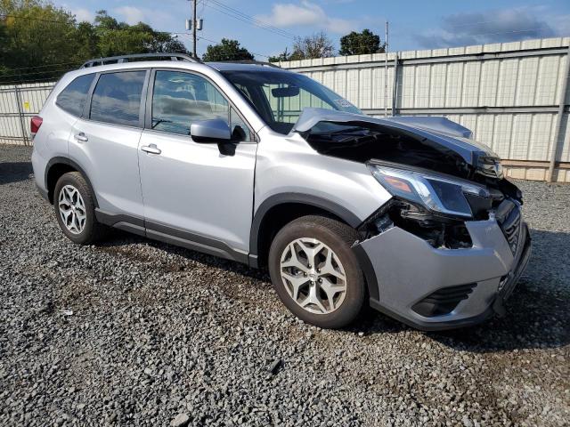 JF2SKACC5RH497769 - 2024 SUBARU FORESTER PREMIUM Сріблястий фото 4
