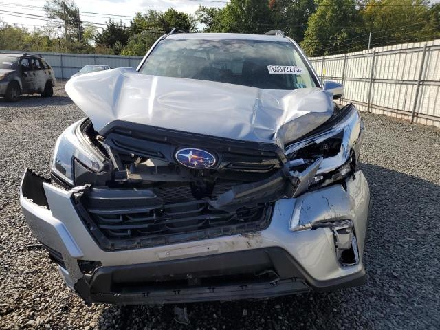 JF2SKACC5RH497769 - 2024 SUBARU FORESTER PREMIUM Сріблястий фото 5