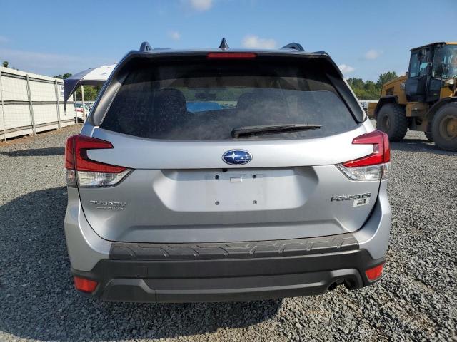 JF2SKACC5RH497769 - 2024 SUBARU FORESTER PREMIUM Сріблястий фото 6