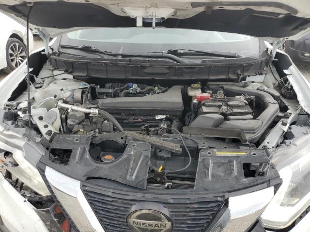 KNMAT2MT5JP623120 - 2018 NISSAN ROGUE S Белый фото 11