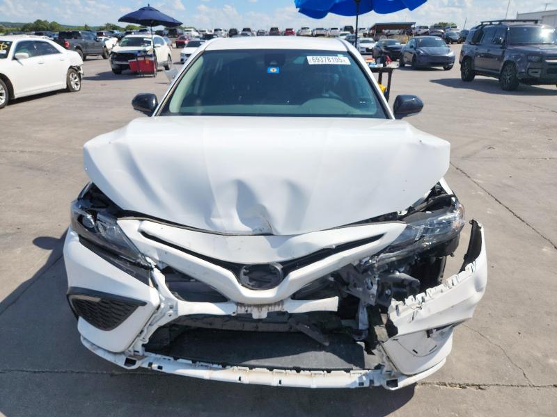 4T1G11AK1PU087357 - 2023 TOYOTA CAMRY SE NIGHT SHADE WHITE photo 5