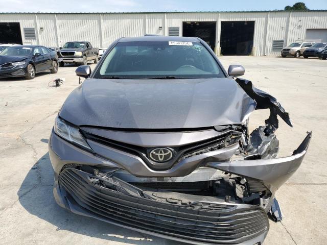 4T1B11HK4JU515963 - 2018 TOYOTA CAMRY L GRAY photo 5