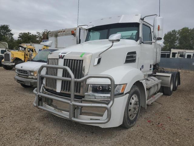 5KJJBLDV4JLJM1047 - 2018 WESTERN STAR/AUTO CAR 5700 XE WHITE photo 2