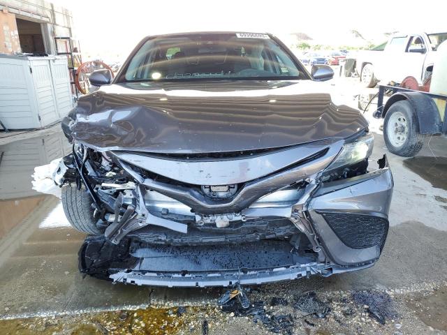 4T1G11AK6MU616300 - 2021 TOYOTA CAMRY SE GRAY photo 5