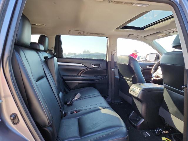5TDKZRFH7JS530870 - 2018 TOYOTA HIGHLANDER SE GRAY photo 11