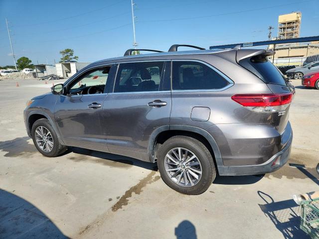 5TDKZRFH7JS530870 - 2018 TOYOTA HIGHLANDER SE GRAY photo 2