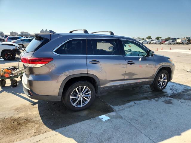 5TDKZRFH7JS530870 - 2018 TOYOTA HIGHLANDER SE GRAY photo 3