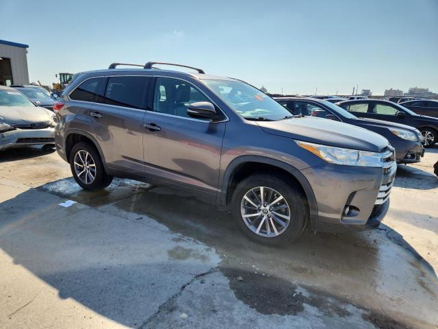 5TDKZRFH7JS530870 - 2018 TOYOTA HIGHLANDER SE GRAY photo 4