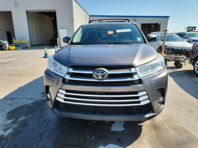 5TDKZRFH7JS530870 - 2018 TOYOTA HIGHLANDER SE GRAY photo 5