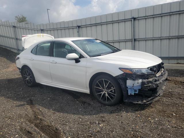 4T1G11AK8PU733882 - 2023 TOYOTA CAMRY SE NIGHT SHADE WHITE photo 4