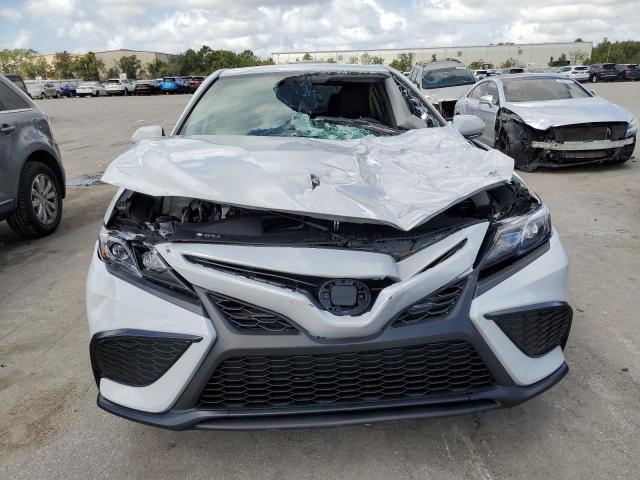 4T1G11AK2PU185958 - 2023 TOYOTA CAMRY SE NIGHT SHADE WHITE photo 5