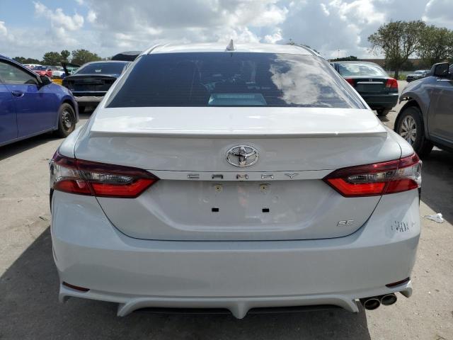 4T1G11AK2PU185958 - 2023 TOYOTA CAMRY SE NIGHT SHADE WHITE photo 6