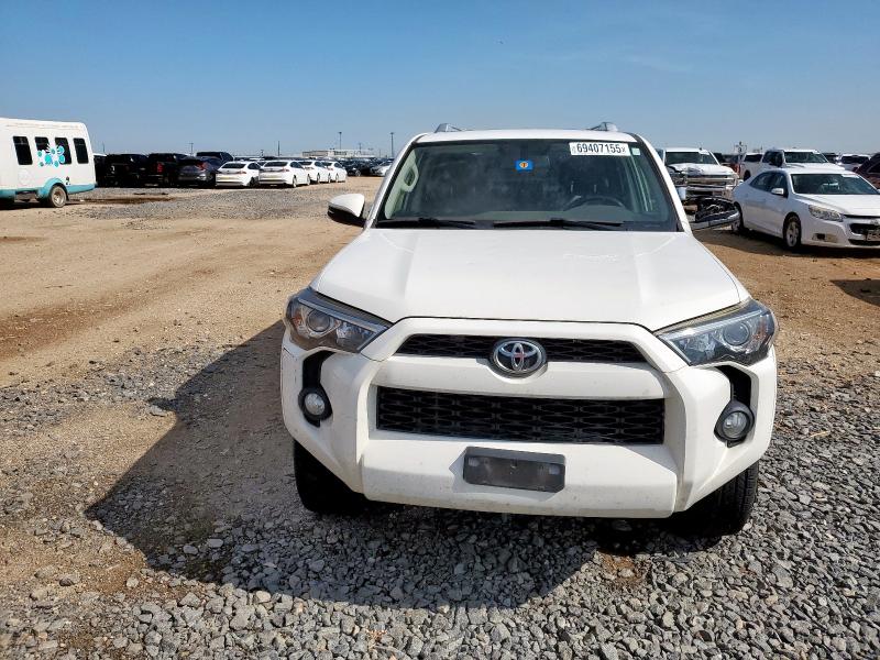 JTEBU5JR0H5477562 - 2017 TOYOTA 4RUNNER SR5/SR5 PREMIUM Biały zdjęcie 5