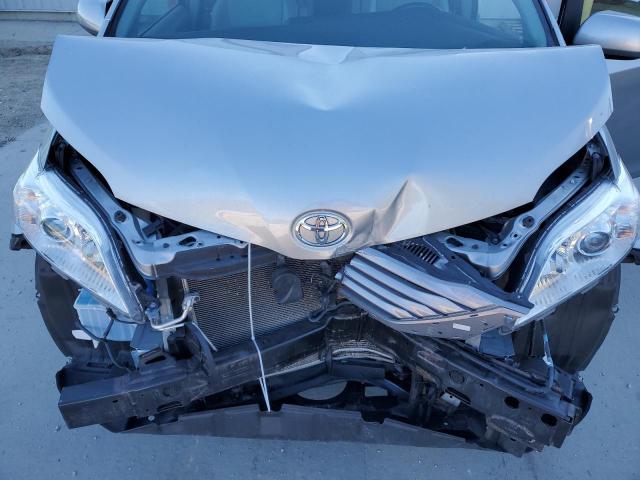 5TDYK3DC8FS637811 - 2015 TOYOTA SIENNA XLE SILVER photo 12