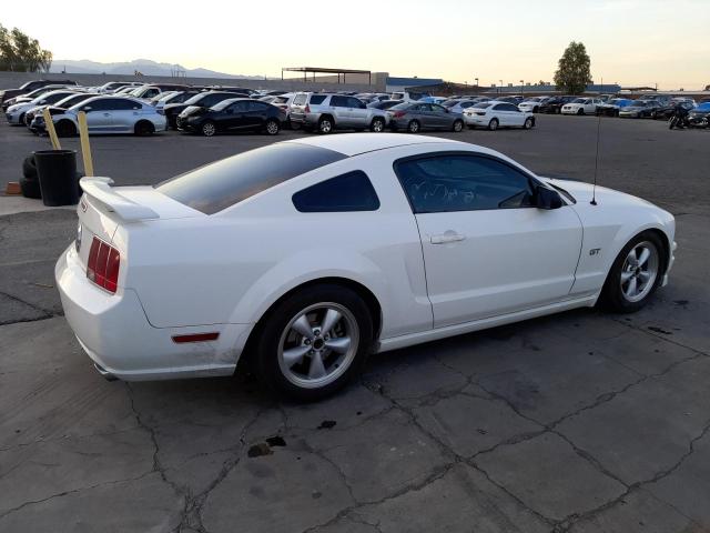 1ZVFT82H775369547 - 2007 FORD MUSTANG GT WHITE photo 3