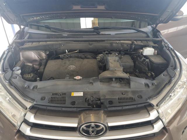 5TDKZRFH6KS346389 - 2019 TOYOTA HIGHLANDER SE BROWN photo 11