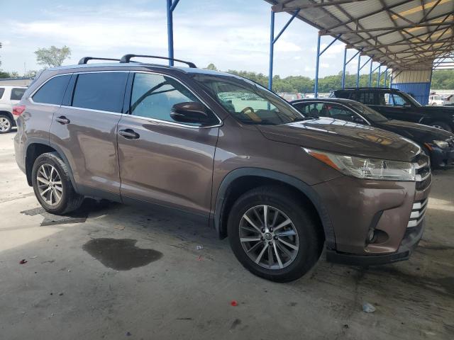 5TDKZRFH6KS346389 - 2019 TOYOTA HIGHLANDER SE BROWN photo 4