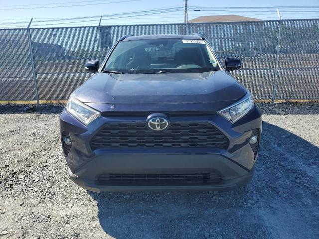 2T3W1RFV2KW005570 - 2019 TOYOTA RAV4 XLE Көк фото 5