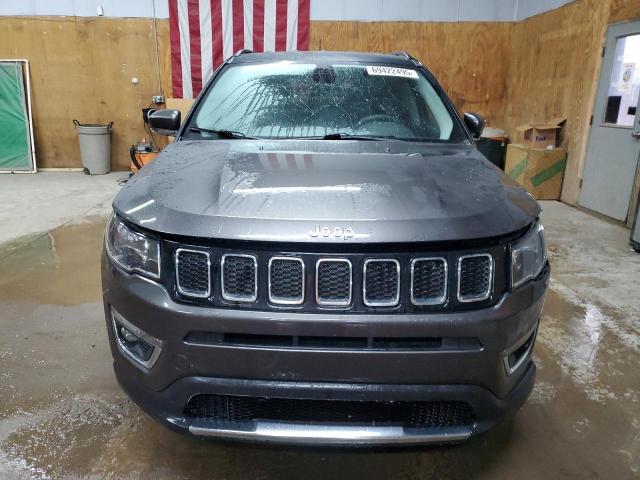 3C4NJDCB6JT135558 - 2018 JEEP COMPASS LIMITED ნაცრისფერი ფოტო 5