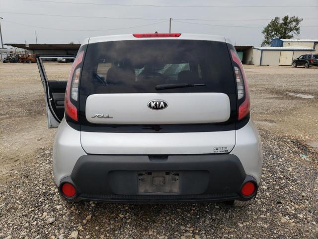 KNDJN2A23F7801975 - 2015 KIA SOUL SILVER photo 6