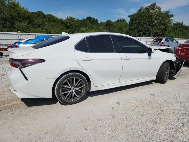 4T1G11AKXNU621310 - 2022 TOYOTA CAMRY SE WHITE photo 3
