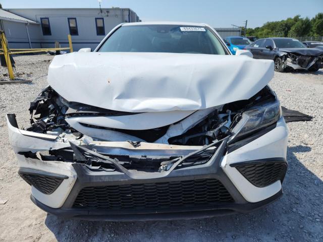 4T1G11AKXNU621310 - 2022 TOYOTA CAMRY SE WHITE photo 5
