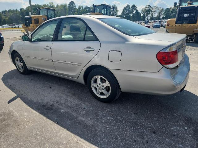 4T1BE32K45U633865 - 2005 TOYOTA CAMRY LE SILVER photo 2