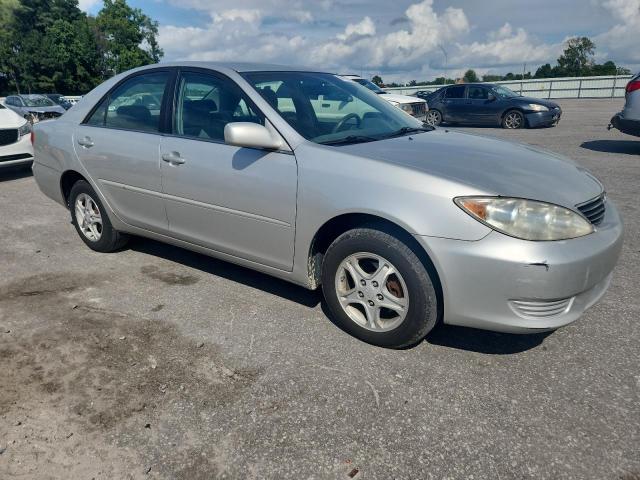 4T1BE32K45U633865 - 2005 TOYOTA CAMRY LE SILVER photo 4