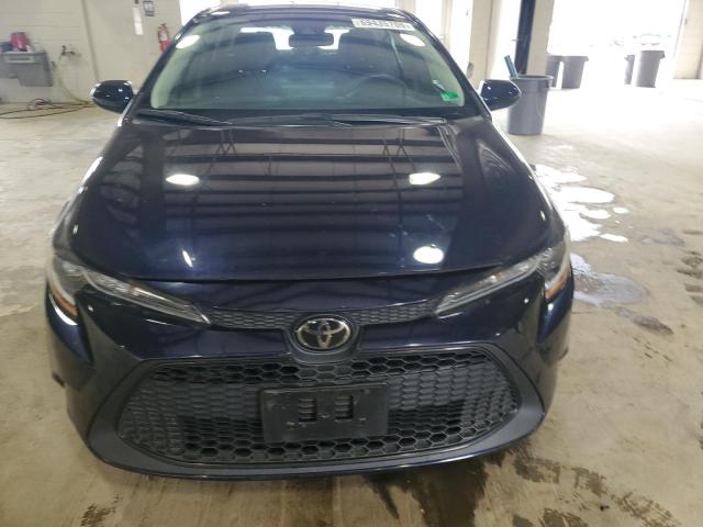 5YFEPMAE4NP282806 - 2022 TOYOTA COROLLA LE BLUE photo 5