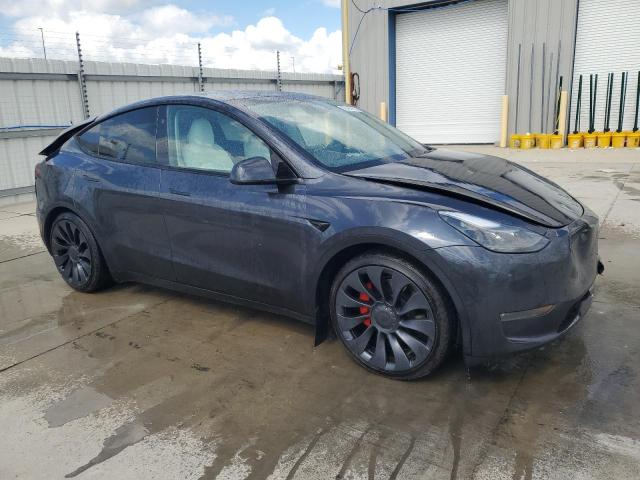 7SAYGDEFXRA279555 - 2024 TESLA MODEL Y GRAY photo 4