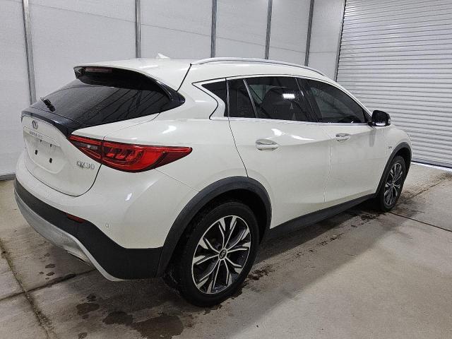 SJKCH5CR1JA046653 - 2018 INFINITI QX30 BASE WHITE photo 3