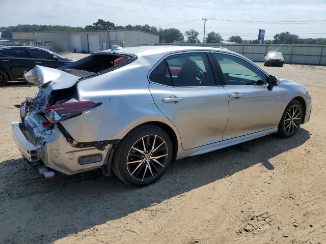 4T1G11AKXPU790858 - 2023 TOYOTA CAMRY SE NIGHT SHADE SILVER photo 3