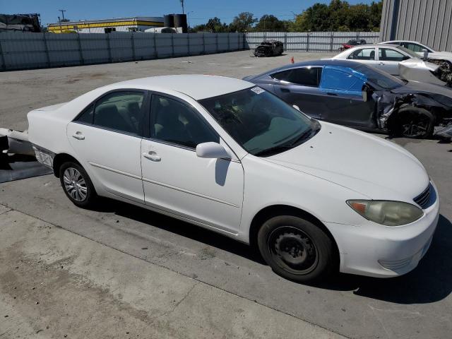 4T1BE30KX5U617673 - 2005 TOYOTA CAMRY LE WHITE photo 4