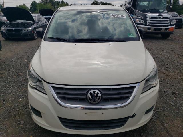 2V4RW4DG4BR668290 - 2011 VOLKSWAGEN ROUTAN S WHITE photo 5